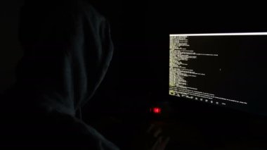 karanlıkta, monitör ekranında, 4 k komut satırı kodu başlıklı hacker programları