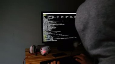 Hacker programları komut satırında monitör karanlık, 4 k parlıyor.