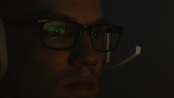 Gamer w okularach i słuchawki człowieka odgrywa gra komputerowa, Zamknij się, 4k — Wideo stockowe