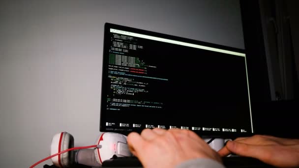 Programadores Manos Escribiendo Teclado Línea Comandos Monitor Ordenador — Vídeo de stock