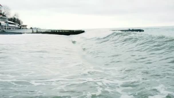 Grandi onde sul mare sullo sfondo del molo, 4k — Video Stock