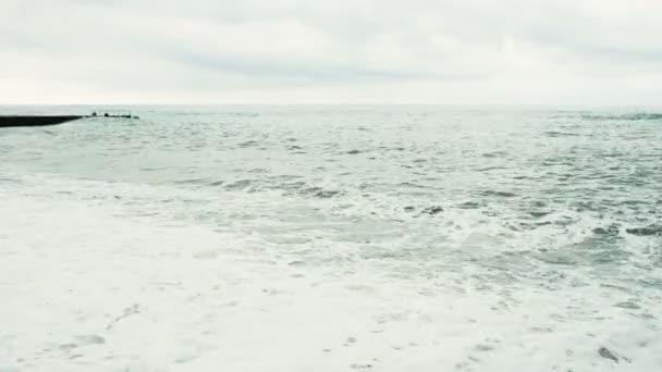 Marea en el mar, olas vertiendo en la arena en la playa, 4k — Vídeos de Stock