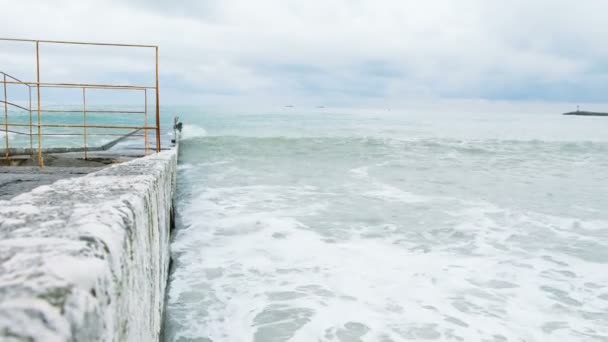Denizin Dalgaları Beat Iskele Karşı Fırtınada — Stok video