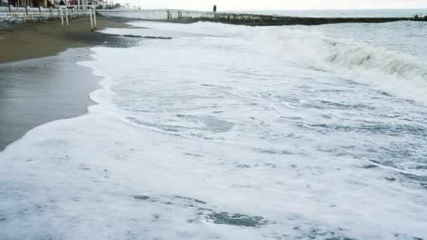 Maré no mar, ondas derramando na areia na praia, câmera lenta — Vídeo de Stock