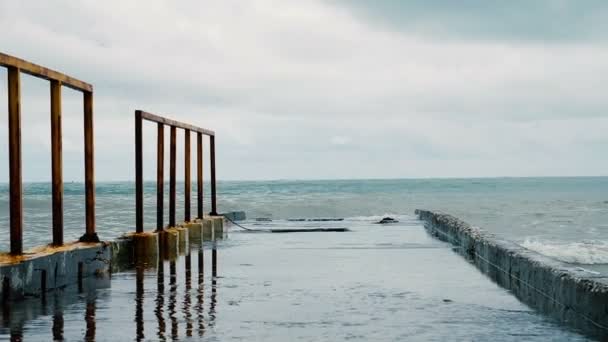 İskelede, denizde, ağır çekim bir fırtına dalgaları yenmek — Stok video