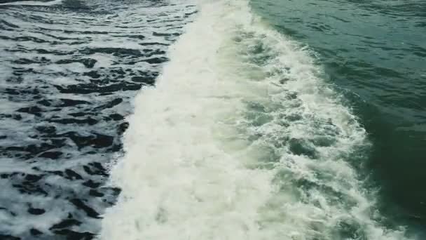 Golven giet langzaam door het zand op het strand, slow-motion — Stockvideo