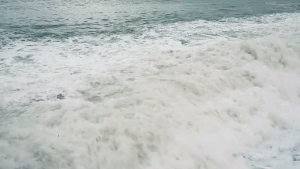 Ondas grandes estão furiosas no mar, o mar está preocupado com a tempestade, câmera lenta — Vídeo de Stock