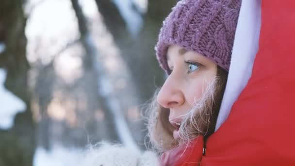 En vacker flicka basking i frosten och låta ånga från hennes mun närbild, 4k — Stockvideo