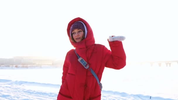 Belle fille dans une veste rouge dansant en hiver au coucher du soleil, 4k — Video