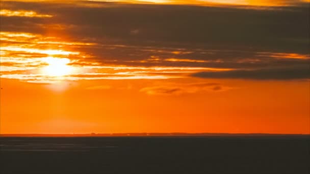 Upływ czasu piękny zachód słońca zimą na zamarzniętym bay — Wideo stockowe