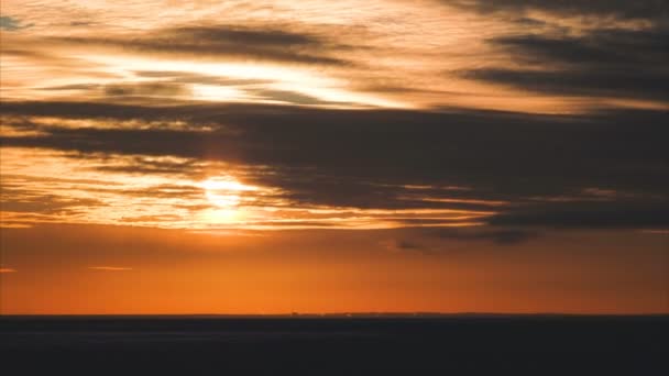 Coucher de soleil orange en hiver sur une baie gelée, le soleil se couche — Video