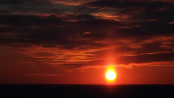 Time-lapse κόκκινο ηλιοβασίλεμα το χειμώνα σε ένα παγωμένο κόλπο, ο ήλιος δύει — Αρχείο Βίντεο