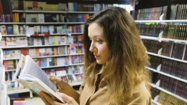 Güzel genç kız bir kitapçı bir kitap okuma