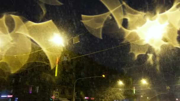 Nieve Noche Ciudad Sobre Fondo Una Ventisca Farolas Edificios — Vídeos de Stock