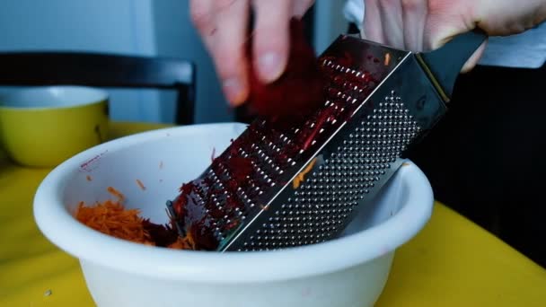 Człowiek ściera buraki na tarce, gotowanie Sałatka z warzyw w domu, w zwolnionym tempie — Wideo stockowe