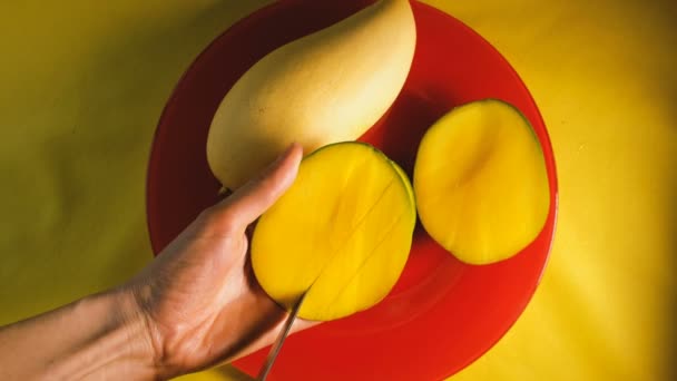 Kvinna Händer Skär Mogen Mango Med Kniv Skivor Övre Vew — Stockvideo