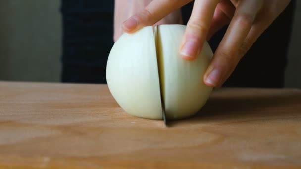 Woman cuts a bulb on a cutting board close-up — Stock Video