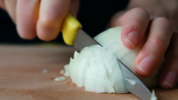 Sbriciolatura e taglio di cipolle su un tagliere primo piano — Video Stock