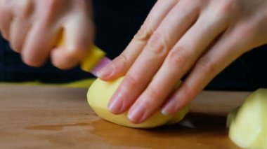 Bir kesme tahtası yakın çekim dilimleri ile patates Dilimleme kadın
