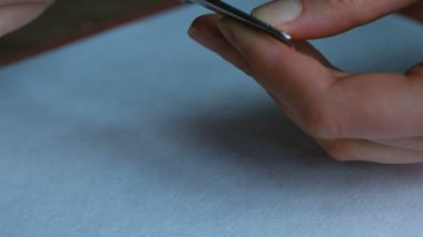Kadın kendini bir manikür makası yakın çekim ile yapıyor