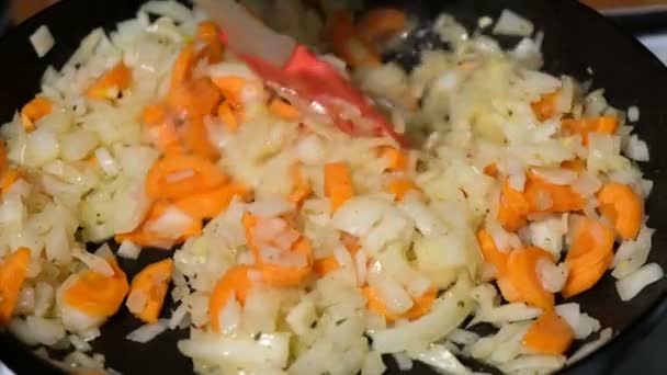 Cozinheiro mistura verduras fritas em uma panela de ato de fritar close-up — Vídeo de Stock