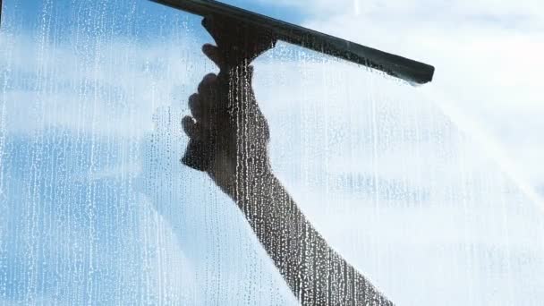 Hand tvättar torkaren med smutsiga fönster från utsidan närbild, Slowmotion — Stockvideo