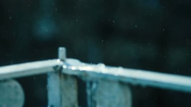 Tarihi bina açık balkonunda yağmur sıçramalarına, buz sarkıtları güneş yılının ilkbaharında melt