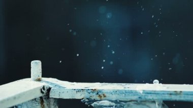 Bahar tezcan - tarihi bina, ağır çekim açık balkon buz sarkıtları erime gelen sıçraması