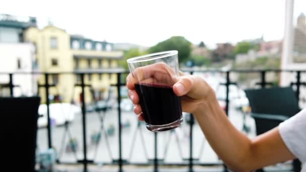 Mulher Homem Num Encontro Dois Copos Vinho Soda Clink Restaurante — Vídeo de Stock