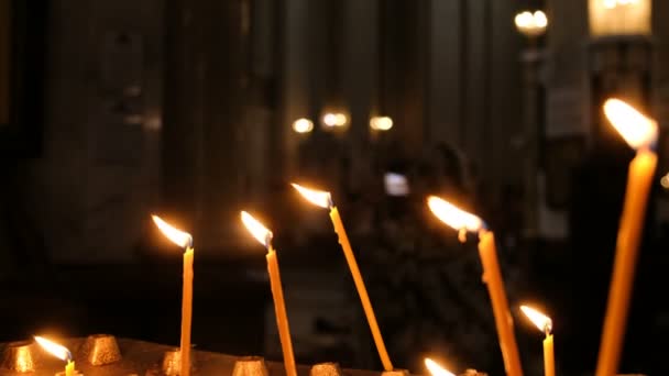 Des bougies brûlent dans la vieille église chrétienne 