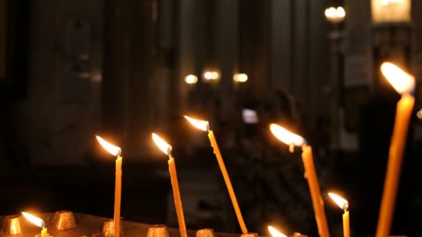 Velas estão queimando na antiga igreja cristã — Vídeo de Stock