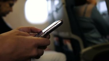 Gemide bir akıllı telefon yakın çekim Kadın kullanır