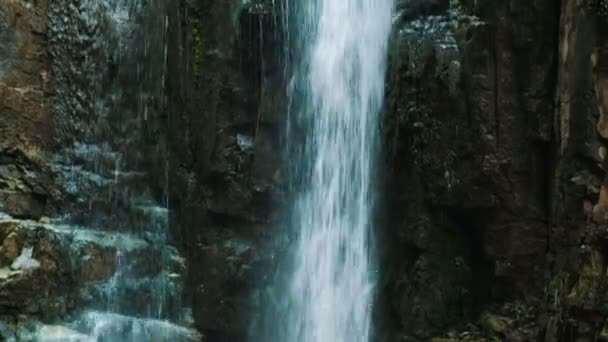 Pequeña cascada natural en las montañas, movimiento de cámara — Vídeos de Stock