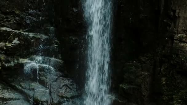 Cascata nella roccia nel parco sulle pietre, movimento della macchina fotografica, rallentatore — Video Stock