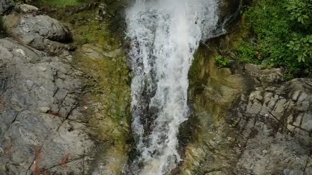 Wasserfall und großer Bach fließen hinunter in den Wald, Drone Draufsicht, Zeitlupe — Stockvideo