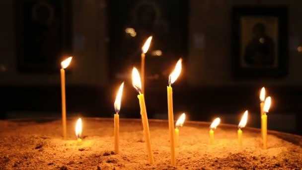 Velas estão queimando na antiga igreja cristã, câmera lenta — Vídeo de Stock