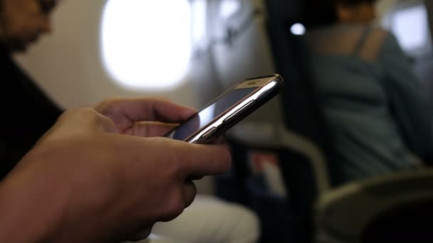 Vrouw maakt gebruik van een close-up van de telefoon aan boord — Stockvideo