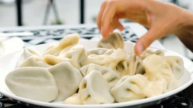 Kadın Hıngel, köfte, büyük bir bölümünü alır Restoran yakın çekim içinde el