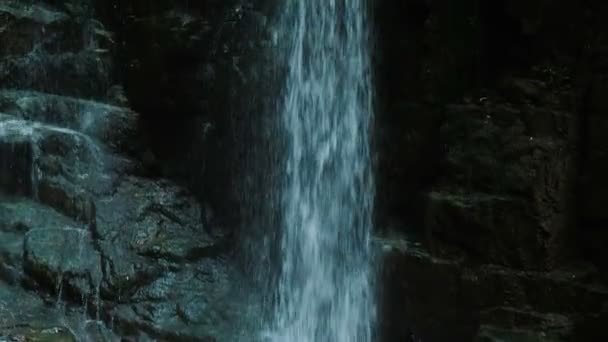 Movimento super lento de uma cachoeira, a água cai na Geórgia em um parque na chuva de verão, movimento da câmera — Vídeo de Stock
