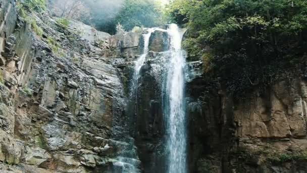 Zeitlupe eines Wasserfalls bei starkem Regen, Wasser fällt im Sommer in Georgien herunter — Stockvideo