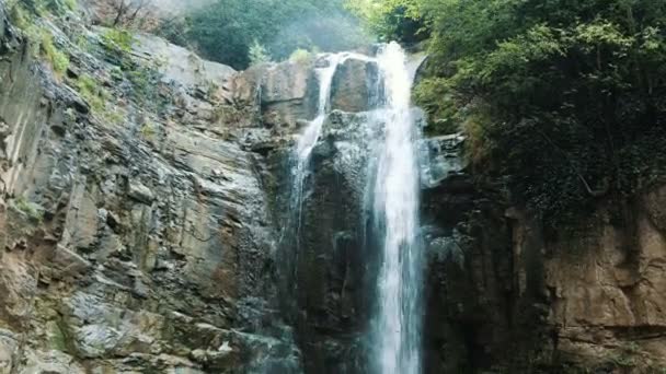 Waterval onder zware regen, water valt in Georgië naar beneden in de zomer — Stockvideo