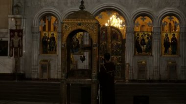 Kilise görevlisi soyunma cüppe olarak bir mum bir buhurdan tapınak Ortodoks Kilisesi karşı deniyor