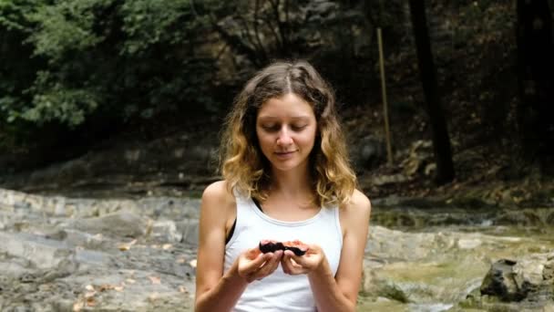 Frau halbiert Feigen und isst Früchte, genießt den Geschmack in der Natur — Stockvideo