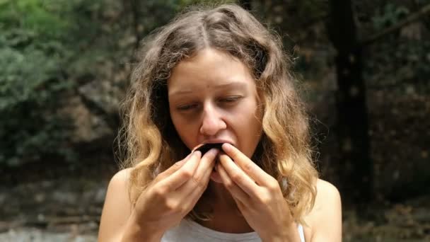 Πορτρέτο του ευτυχισμένη γυναίκα τρώει σύκα, απολαμβάνοντας τη γεύση στη φύση με τα μάτια κλειστά — Αρχείο Βίντεο