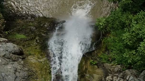 强大的瀑布和一条大溪水在森林里流淌 无人机拍摄顶部视线 慢动作 — 图库视频影像