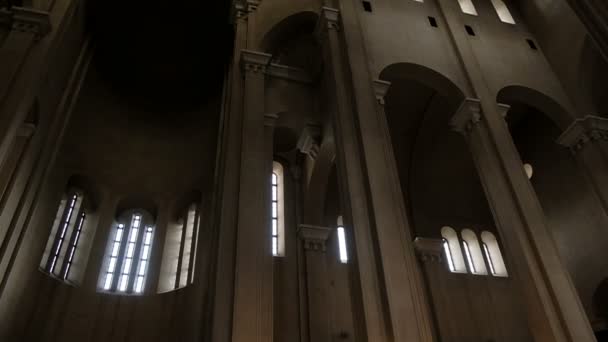Panorámica del interior de una gran iglesia, movimiento de cámara - una iglesia ortodoxa, cámara lenta — Vídeos de Stock
