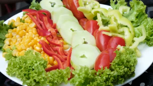 Kadın bir çatal ile taze biber ve salatalık sebze tabağı yakın çekim ile alır — Stok video
