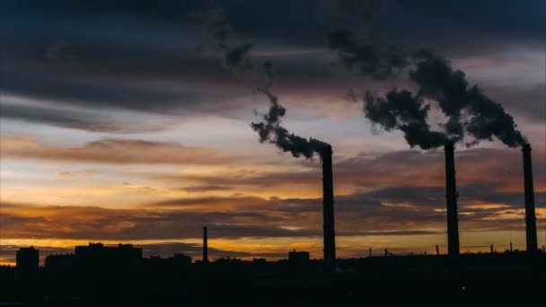 Asap dari pipa industri tinggi saat matahari terbit dengan latar belakang lingkungan perkotaan, polusi lingkungan, timelapse — Stok Video