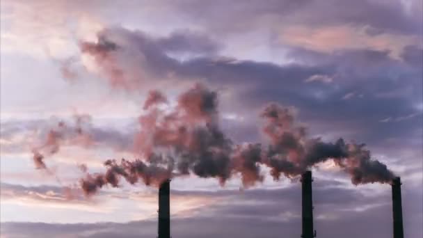 Fumaça de grandes tubos industriais ao amanhecer, poluição ambiental. Desfasamento temporal . — Vídeo de Stock