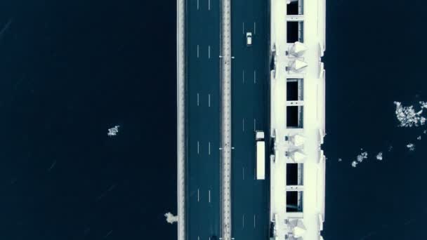 Atemberaubende Luftaufnahme senkrecht die Autobahn hinunter über die Bucht bei Schneefall. Drohnenabschuss. — Stockvideo
